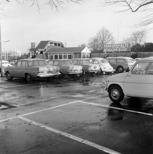 857710 Gezicht op de parkeerplaats bij het N.S.-station ( parkeerhalte ) Bussum Zuid te Bussum.